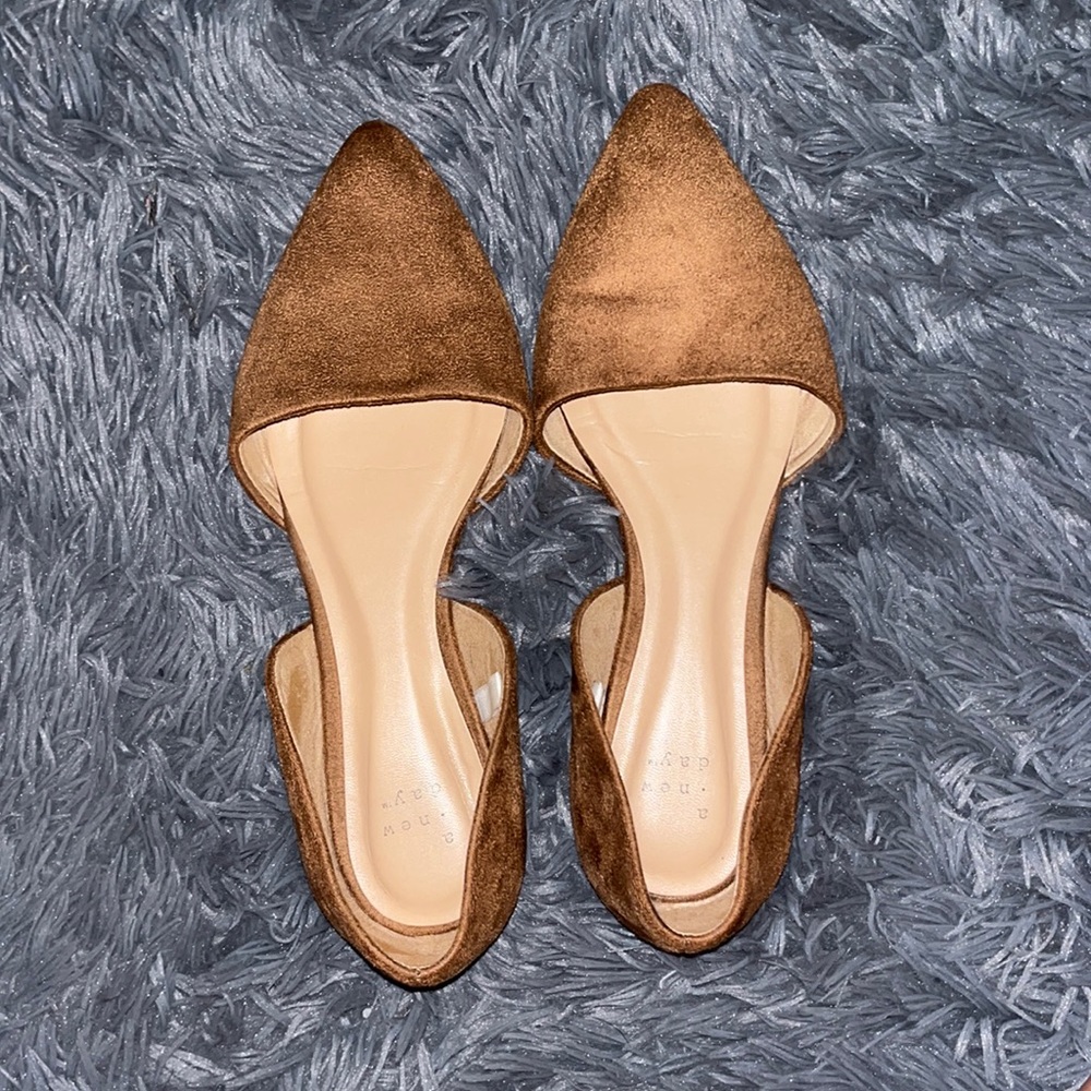 Tan/brown closed toe’d shoes